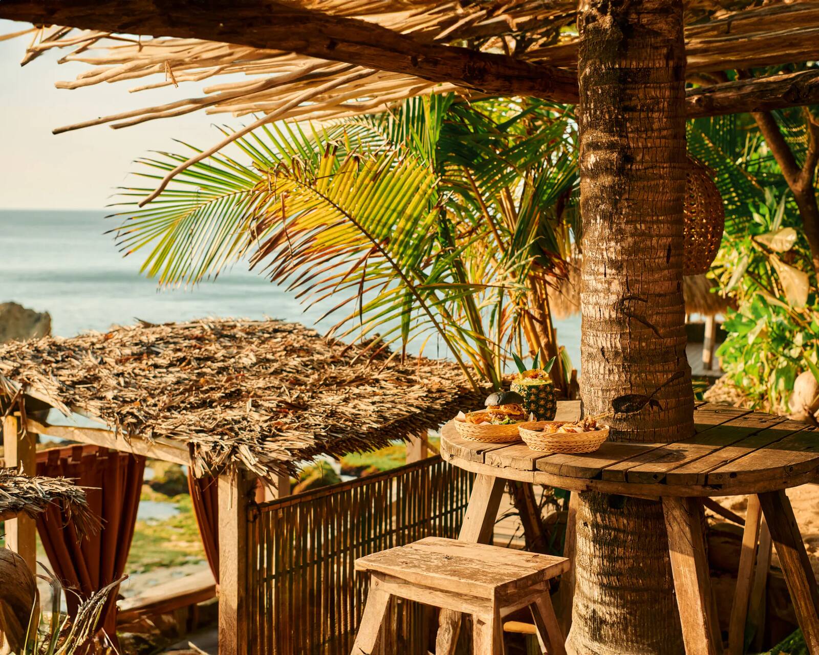 AYANA Bali Kubu Beach Club 海灘餐桌與飲品