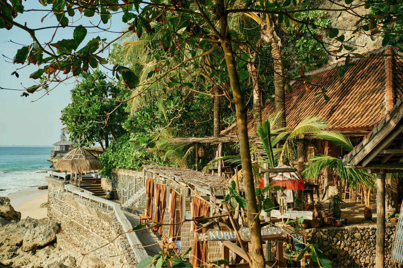 AYANA Bali Kubu Beach 海濱步道與茅草亭