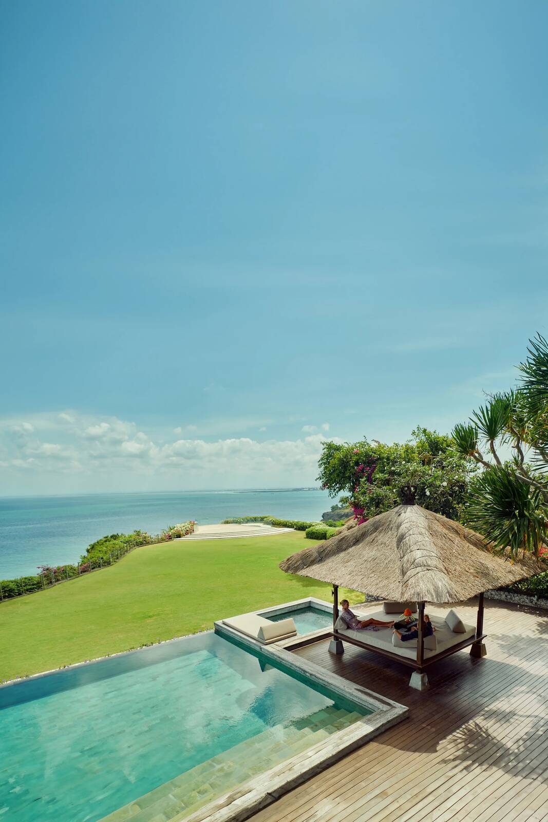 AYANA Villas Bali 私人無邊際泳池、草坪與印度洋景觀