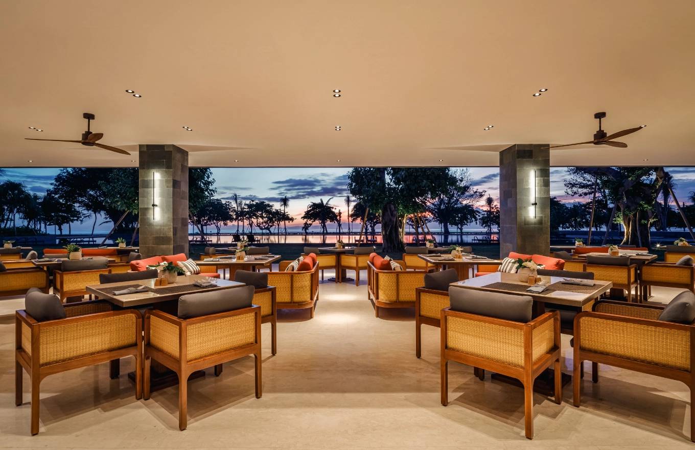 峇里島沙努爾海灘飯店 Arunika 餐廳的用餐區與海景