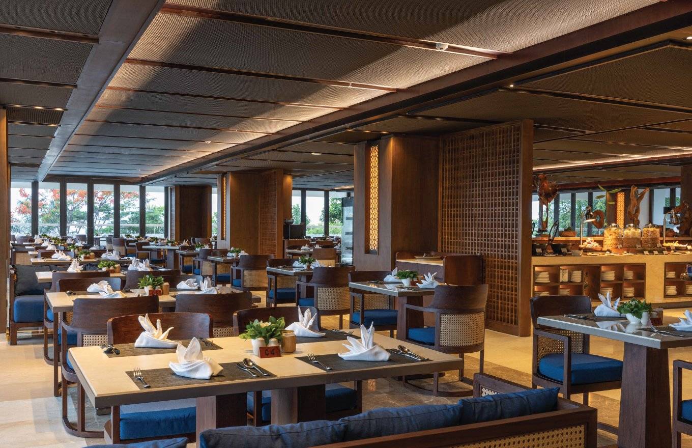 峇里島沙努爾海灘飯店 roso 餐廳的長排座位與挑高空間
