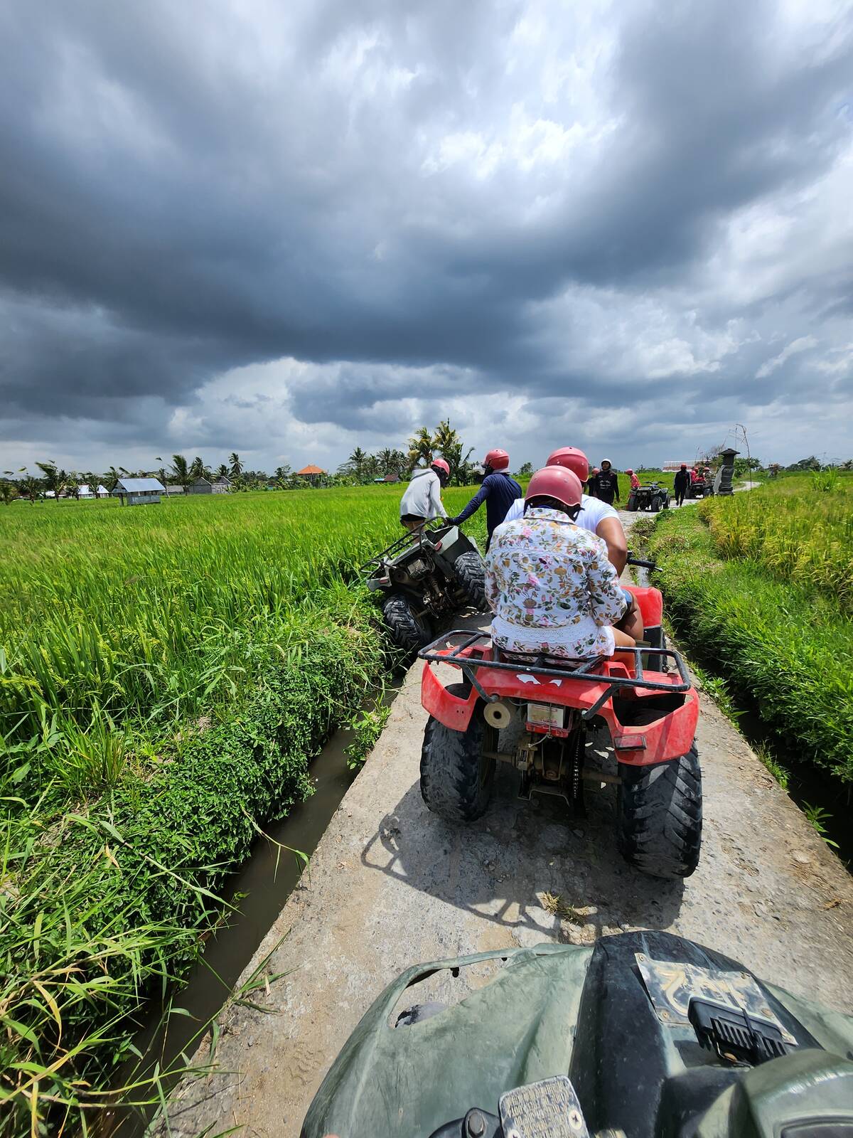 Kuber Bali Adventure ATV 車隊行駛在兩側稻田水渠之間的窄路