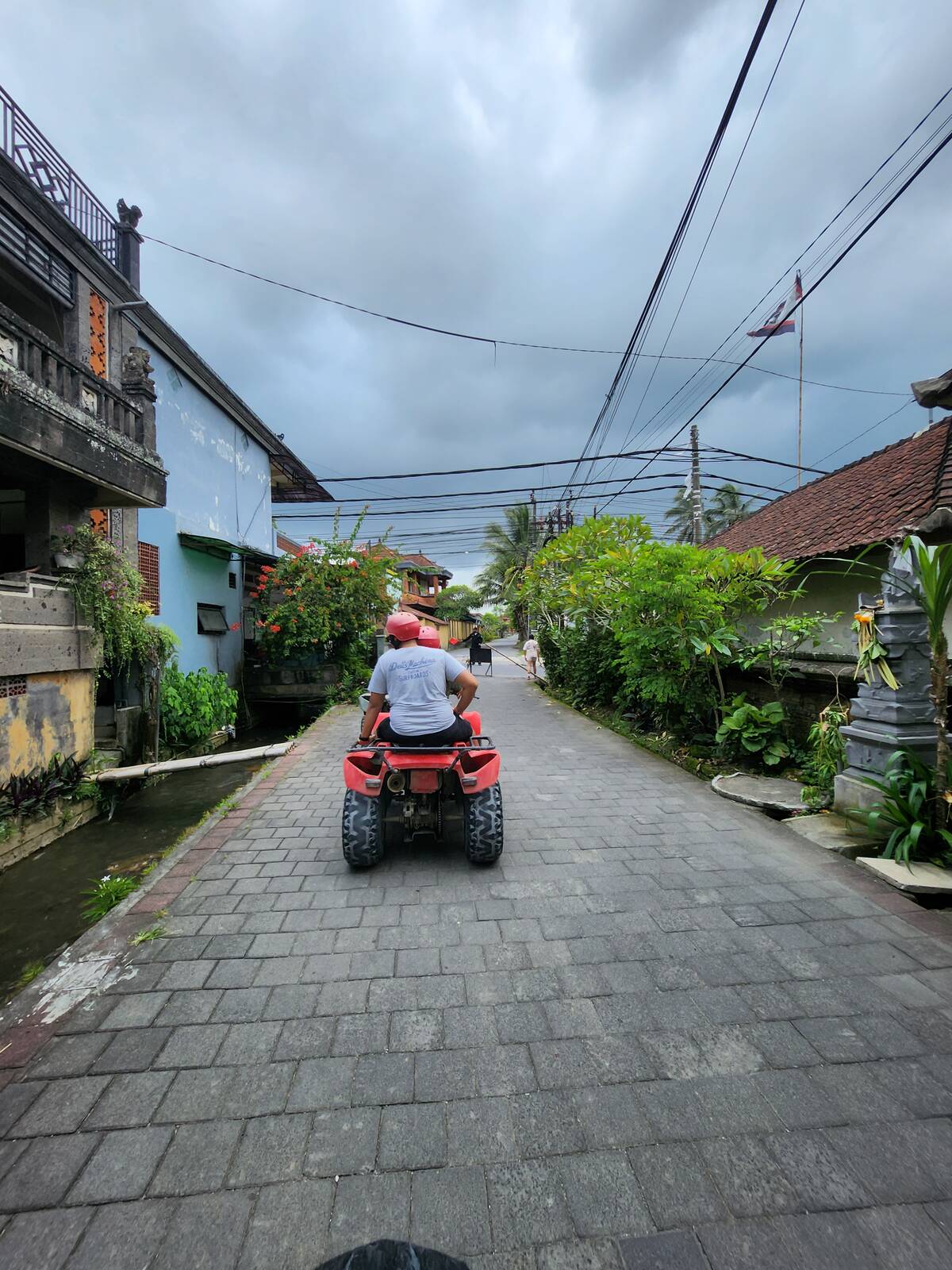 ATV 沿著峇里島烏布周邊村落的石板路緩慢通行
