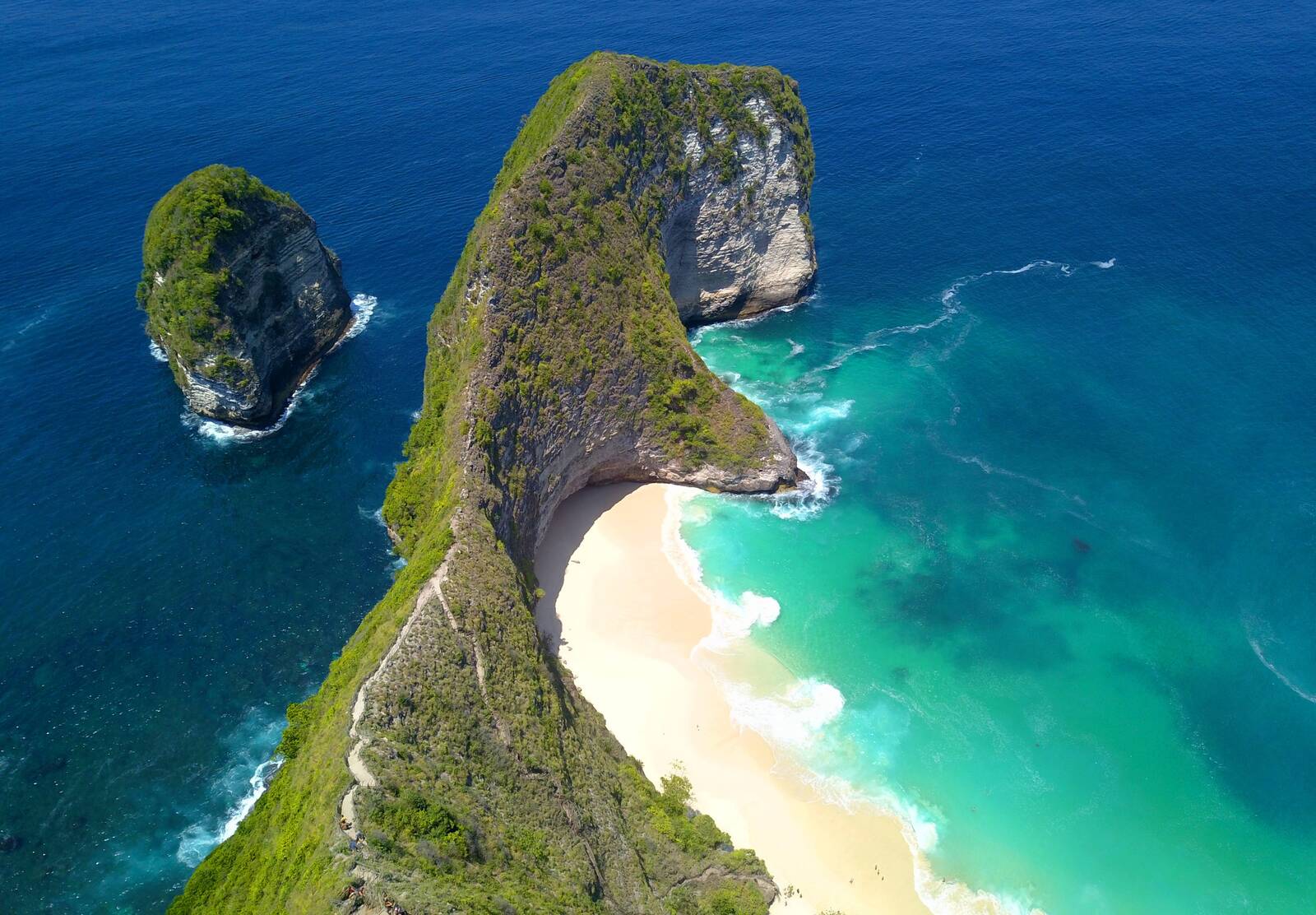 峇里島佩尼達島 Kelingking Beach 懸崖與海灣空拍景觀