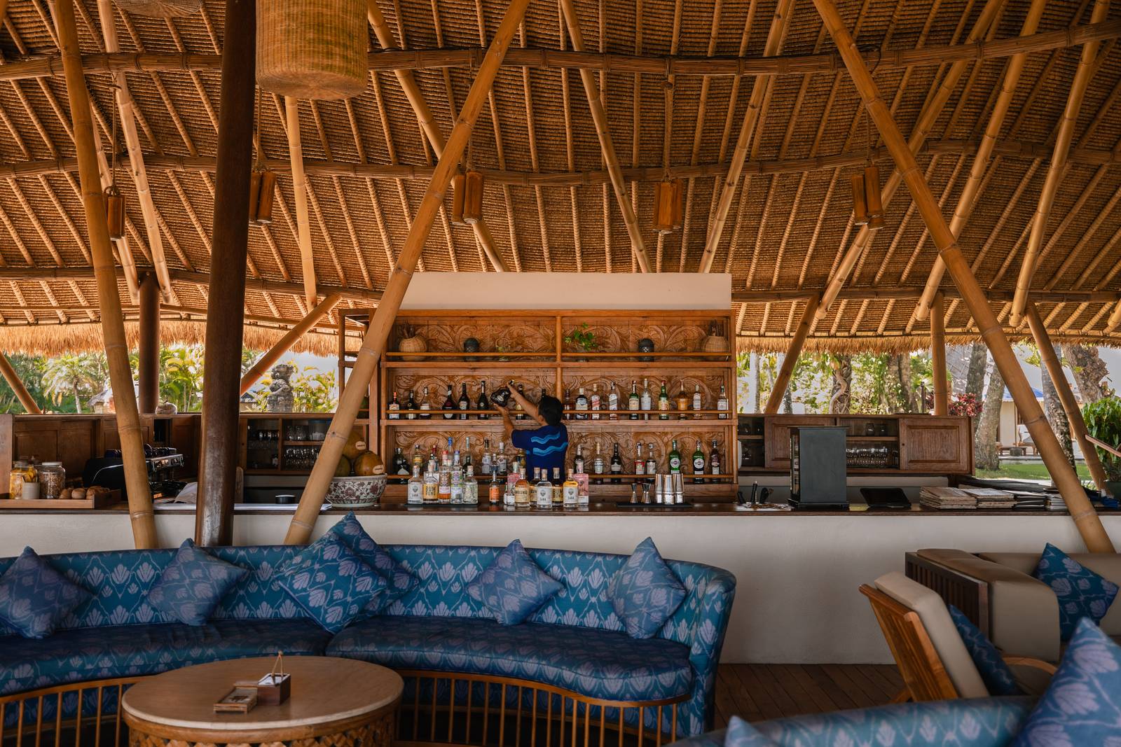 峇里島金巴蘭普里貝爾蒙德度假村 Puri Bar 的藍色沙發座與吧檯