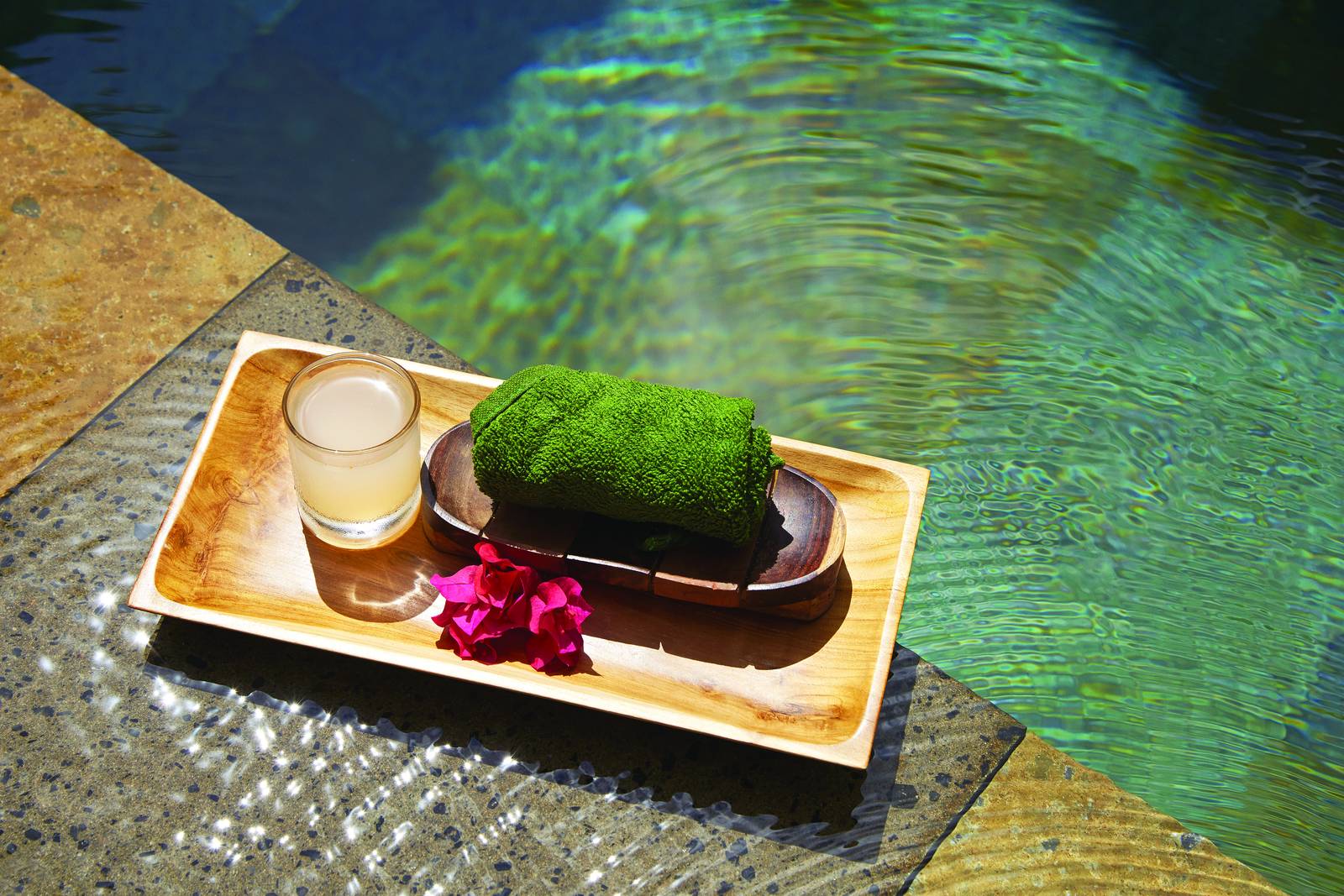 峇里島金巴蘭普里貝爾蒙德度假村 Spa 療程用的花瓣、茶飲與備品