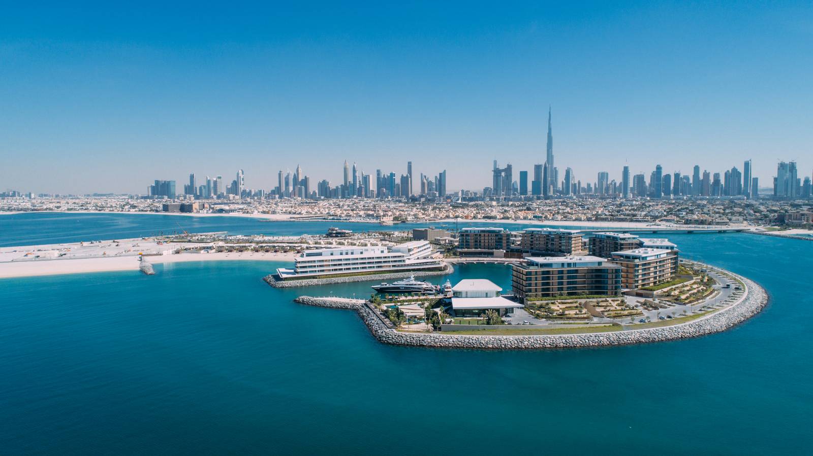 杜拜寶格麗度假村所在的 Jumeira Bay 人工島空拍與市區天際線