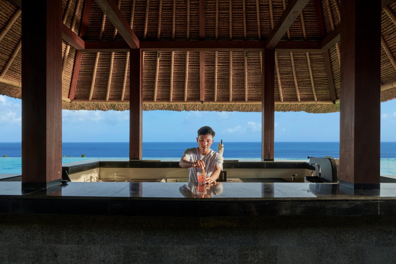 涼亭裡望向海面的用餐視野