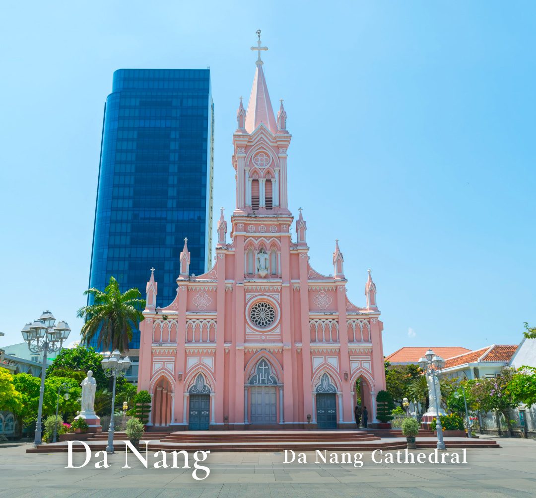 峴港粉紅教堂照片與英文標示
