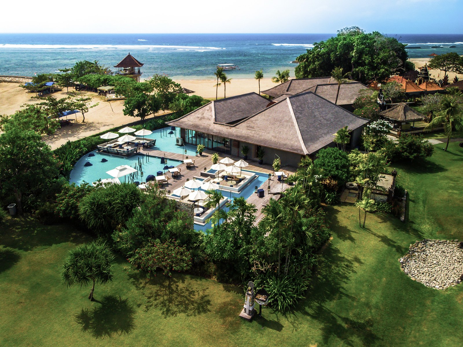 Club Med 峇里島泳池與花園望向海灘的空拍