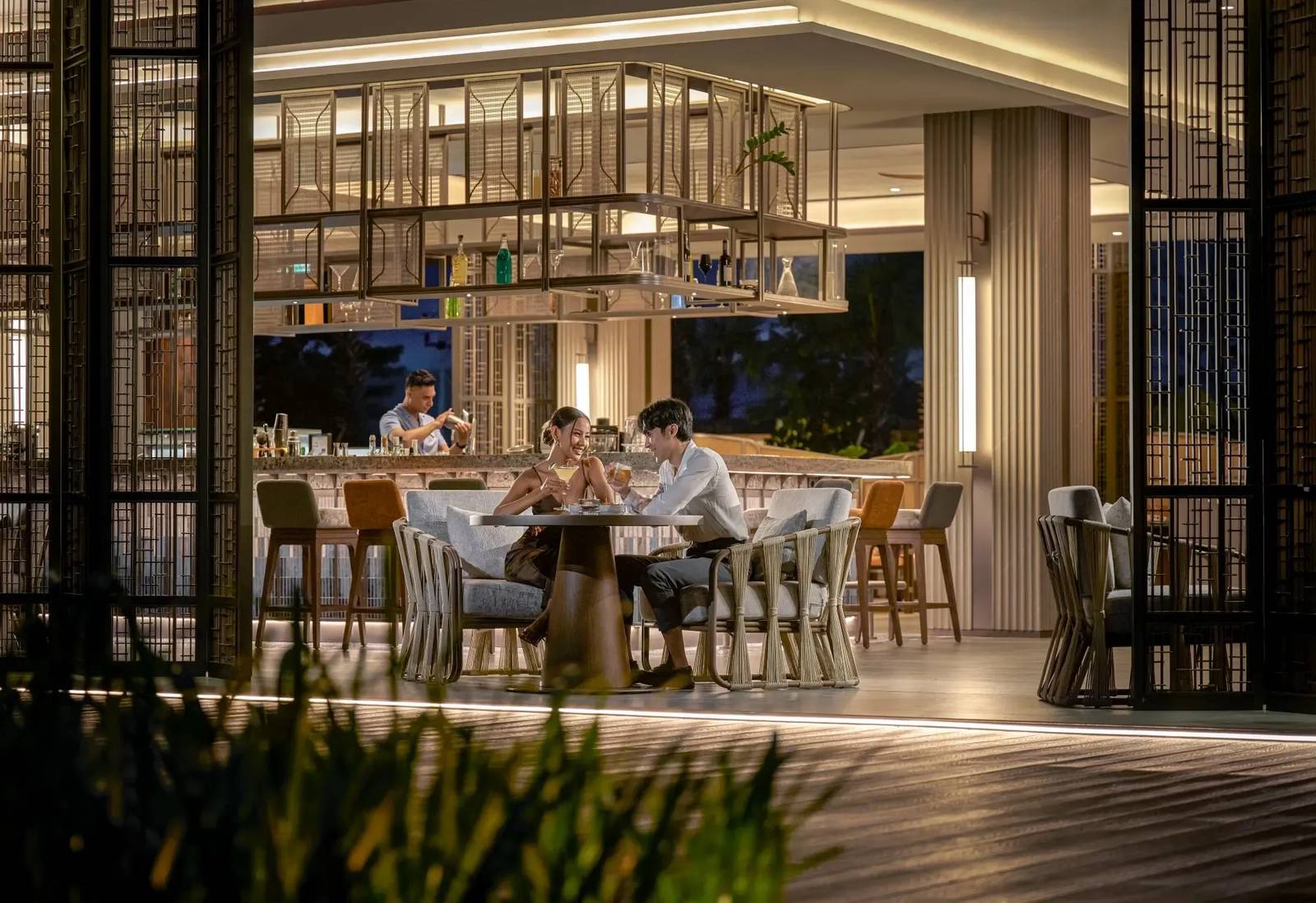 Crowne Plaza Labuan Bajo Uluwae 酒廊夜間吧台與雙人座位