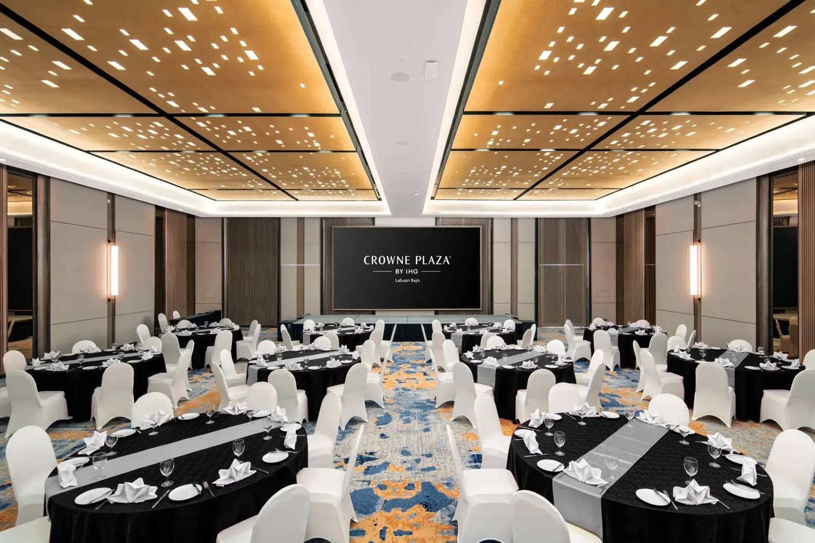Crowne Plaza Labuan Bajo 宴會廳圓桌布置與 Crowne Plaza Labuan Bajo 螢幕