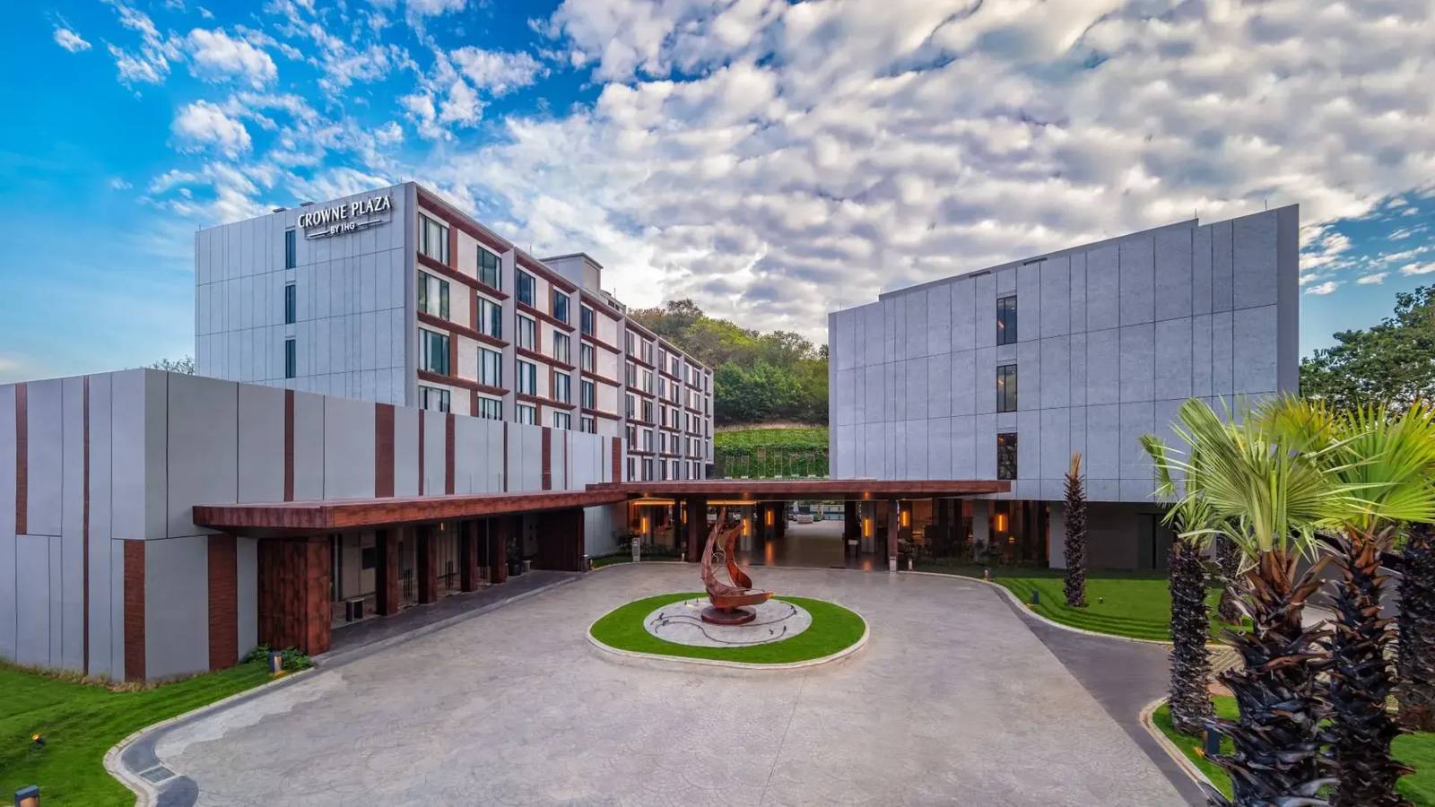 Crowne Plaza Labuan Bajo 日間外觀、圓環車道與 Crowne Plaza by IHG 招牌