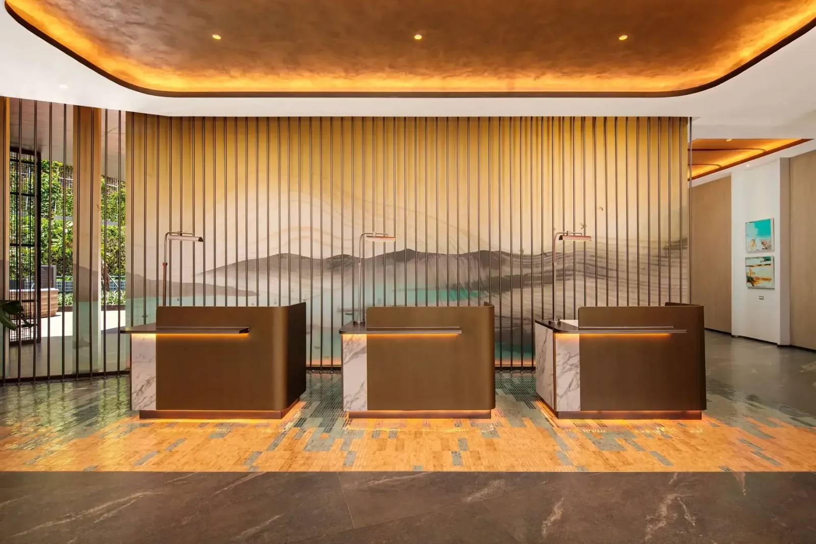 Crowne Plaza Labuan Bajo 接待櫃台與木質迎賓區