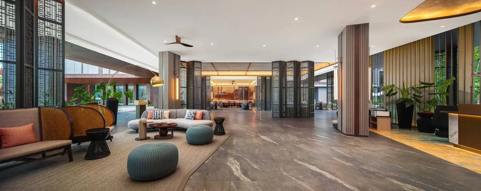Crowne Plaza Labuan Bajo 大廳休息座位與挑高公共空間