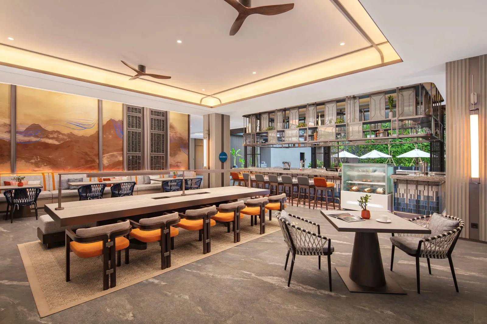 Crowne Plaza Labuan Bajo 大廳酒廊的長桌工作區與吧台
