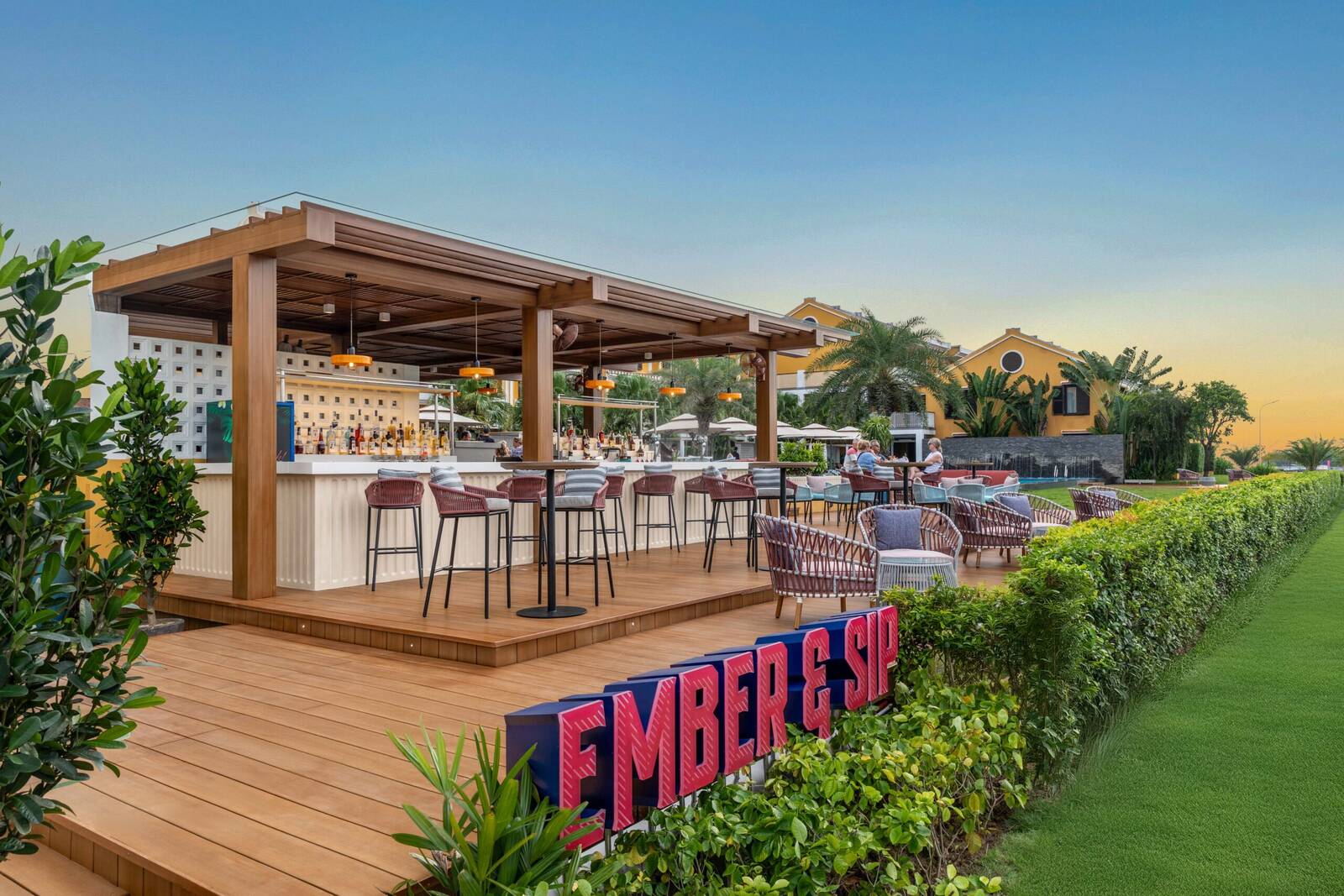 Moire Hoi An Ember and Sip 戶外餐吧