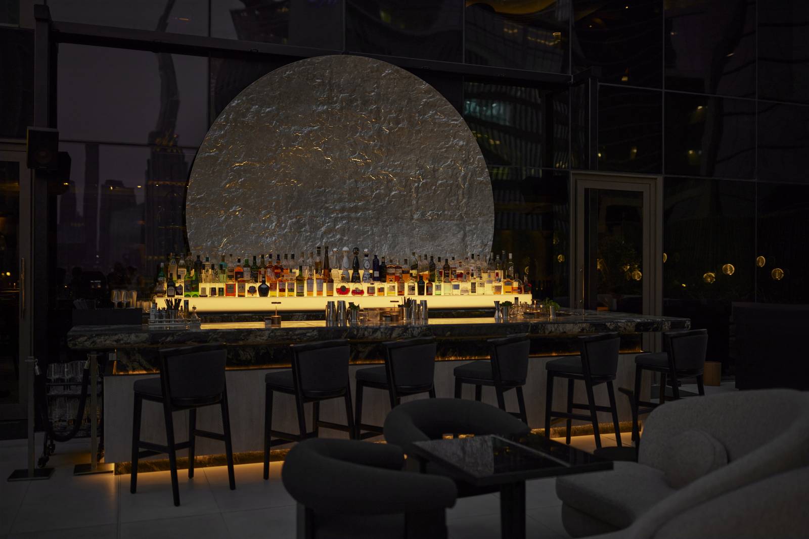杜拜 DIFC 四季飯店 Luna 酒吧的吧檯與座位