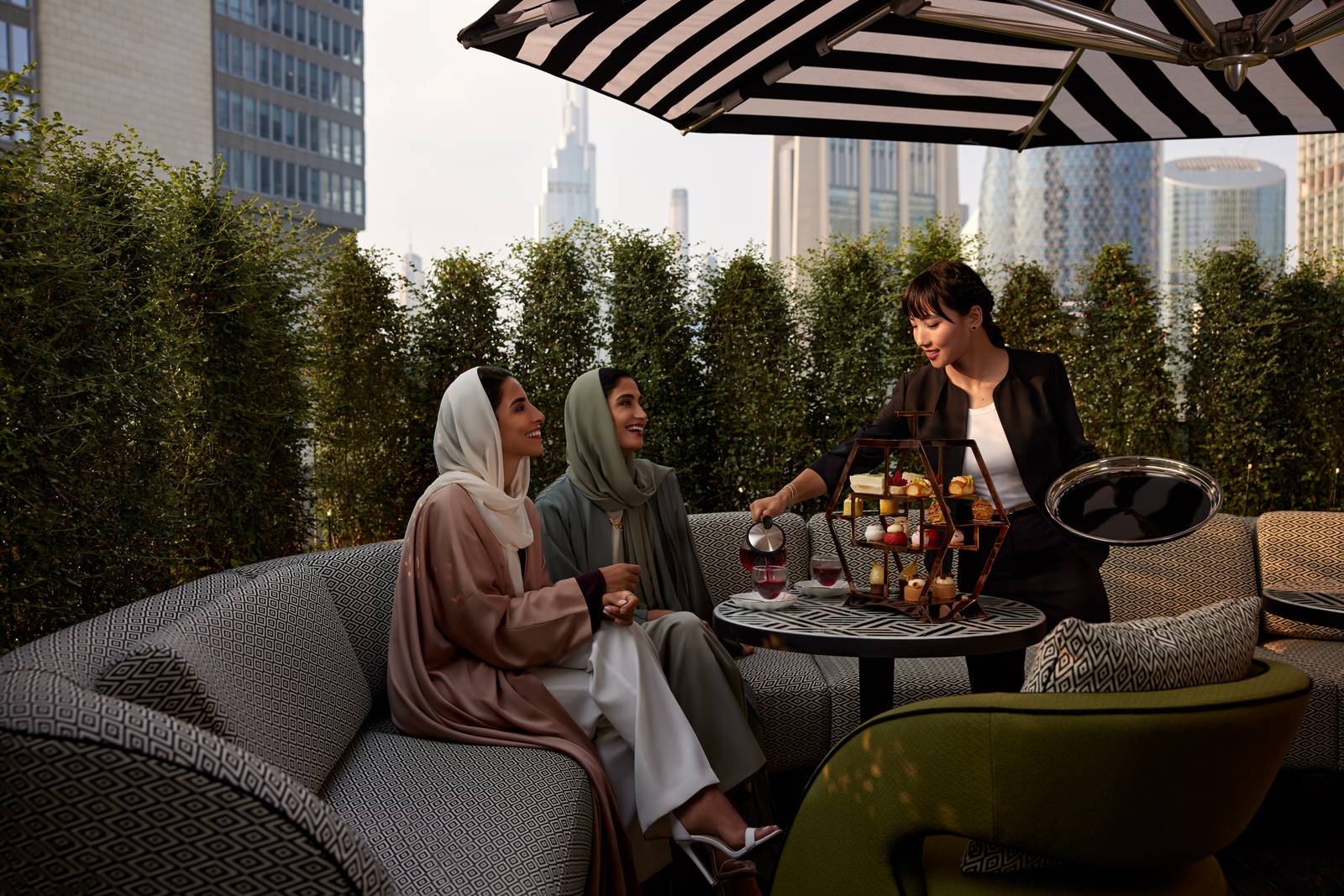 杜拜 DIFC 四季飯店屋頂露台的戶外沙發座位
