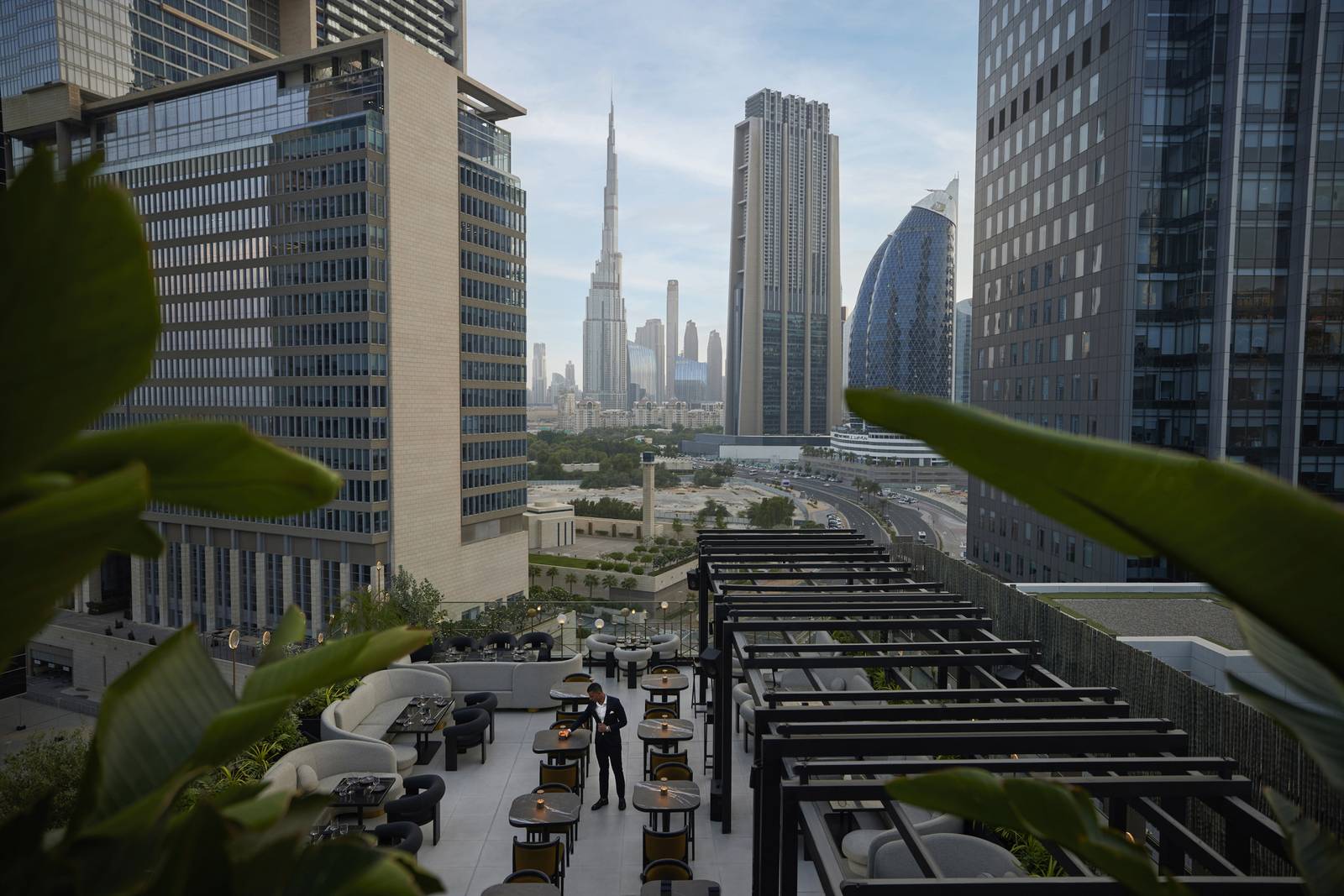 杜拜 DIFC 四季飯店屋頂望向 Gate Village 與哈里發塔