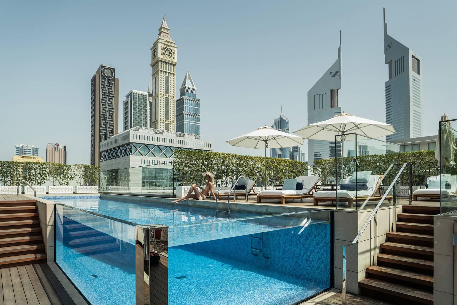 杜拜 DIFC 四季飯店屋頂泳池與市區高樓