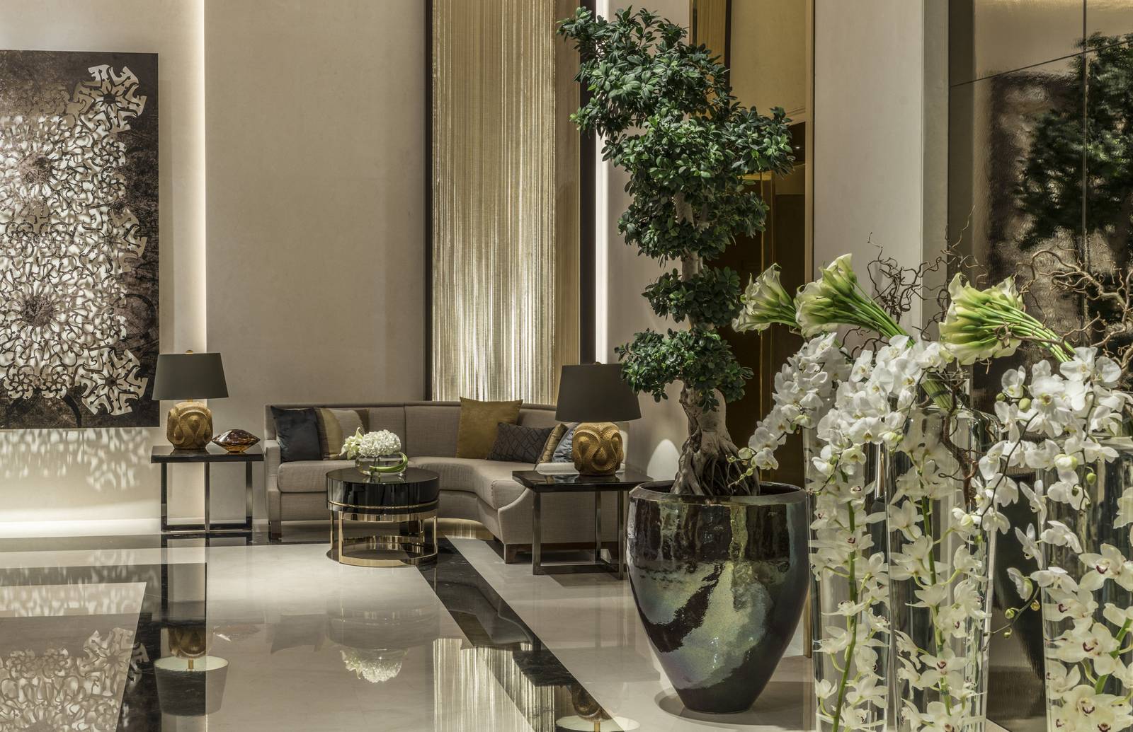 杜拜 DIFC 四季飯店大廳的綠植與座位區