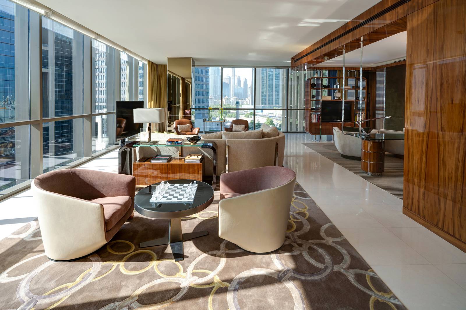 杜拜 DIFC 四季飯店套房的起居空間