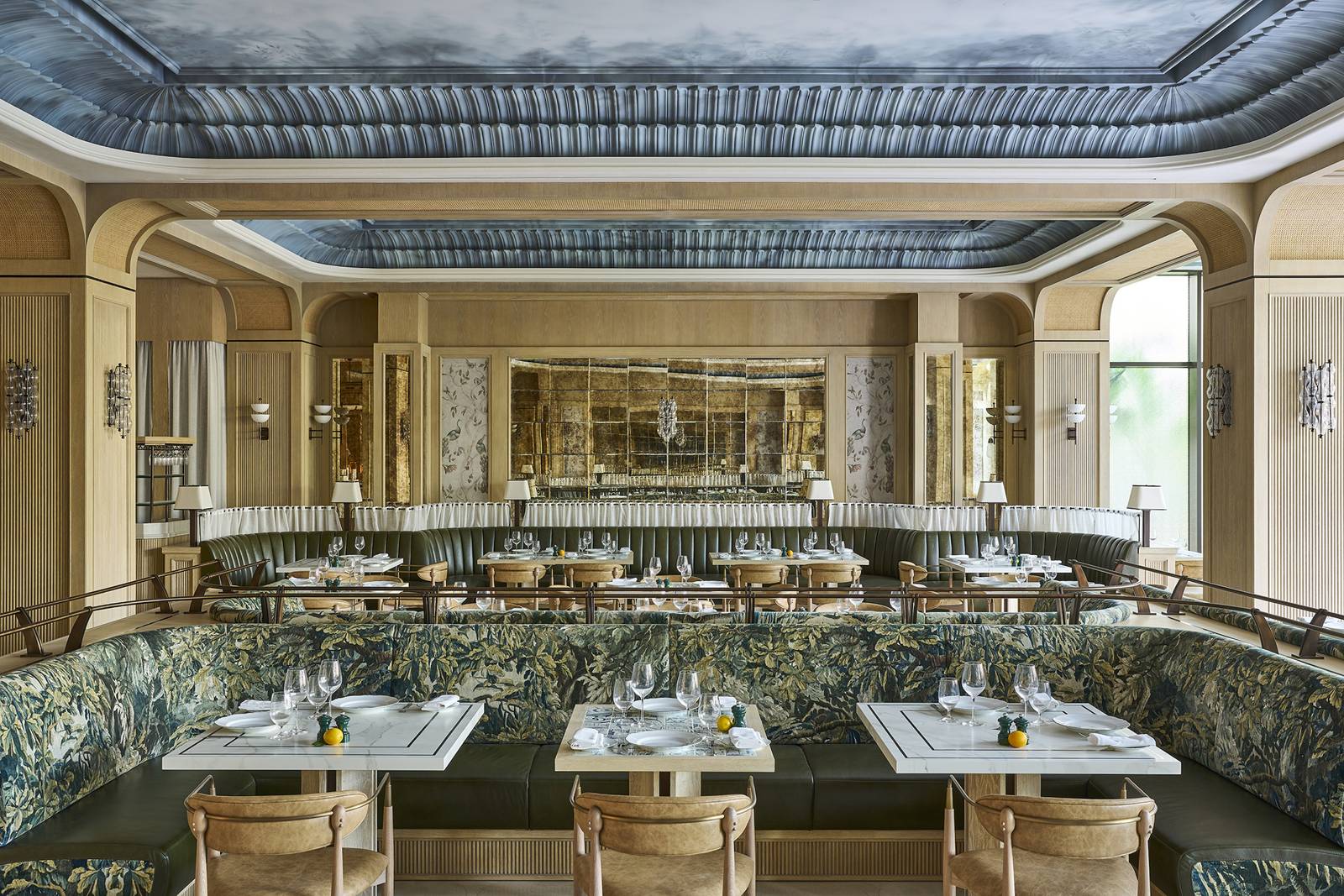 杜拜朱美拉海灘四季度假村 Jou Jou Brasserie 的用餐大廳