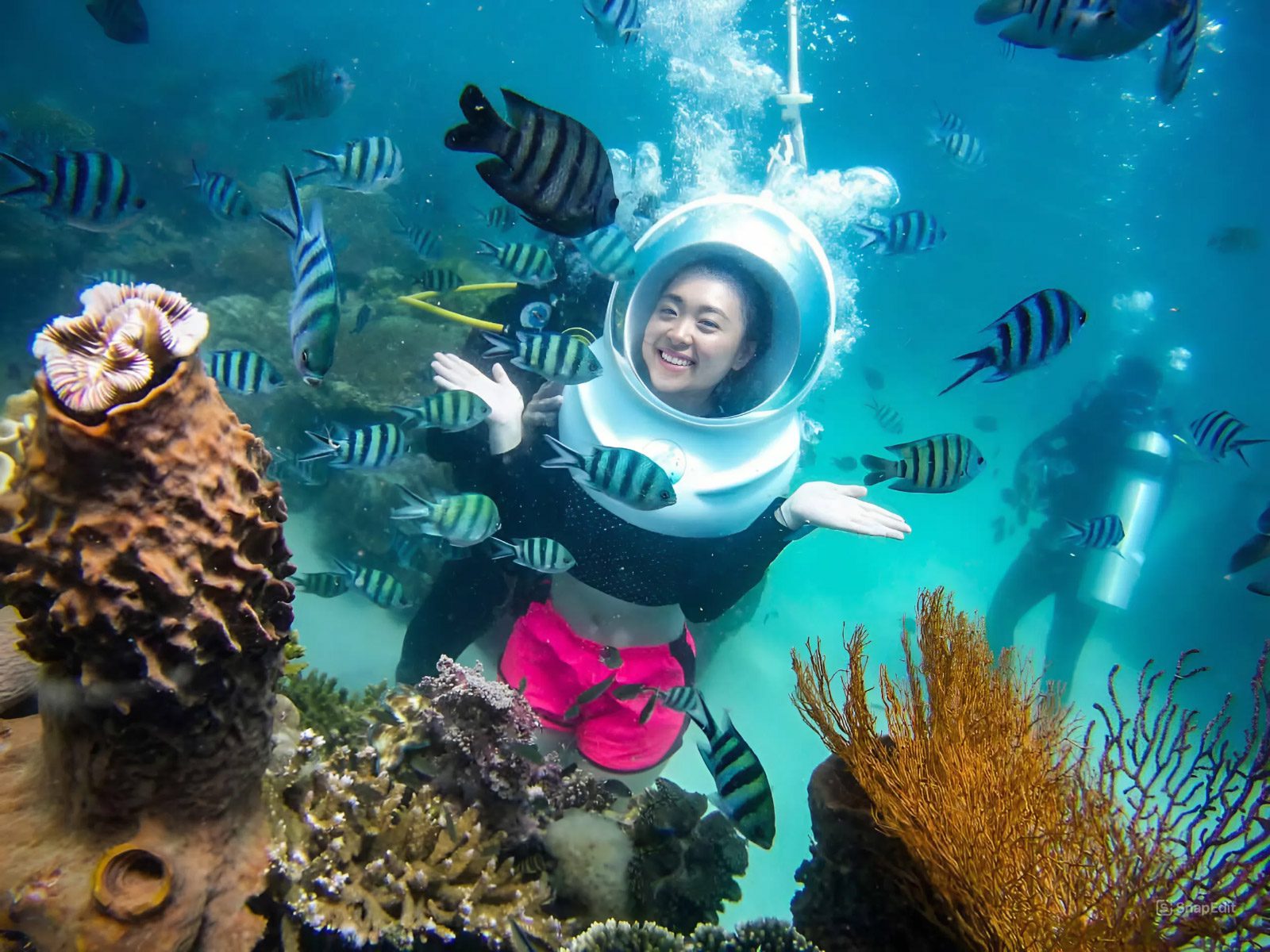 戴著頭盔在海底漫步的旅客