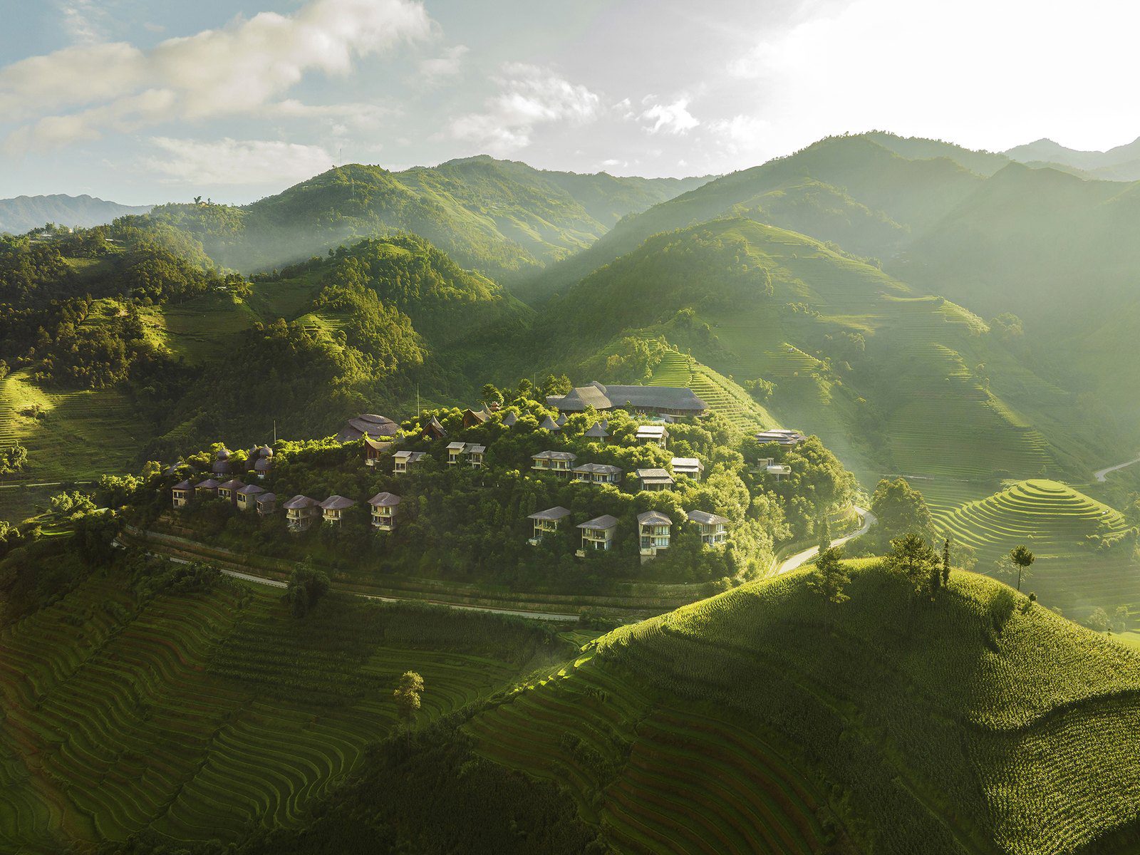 清晨山丘林間的度假村建築