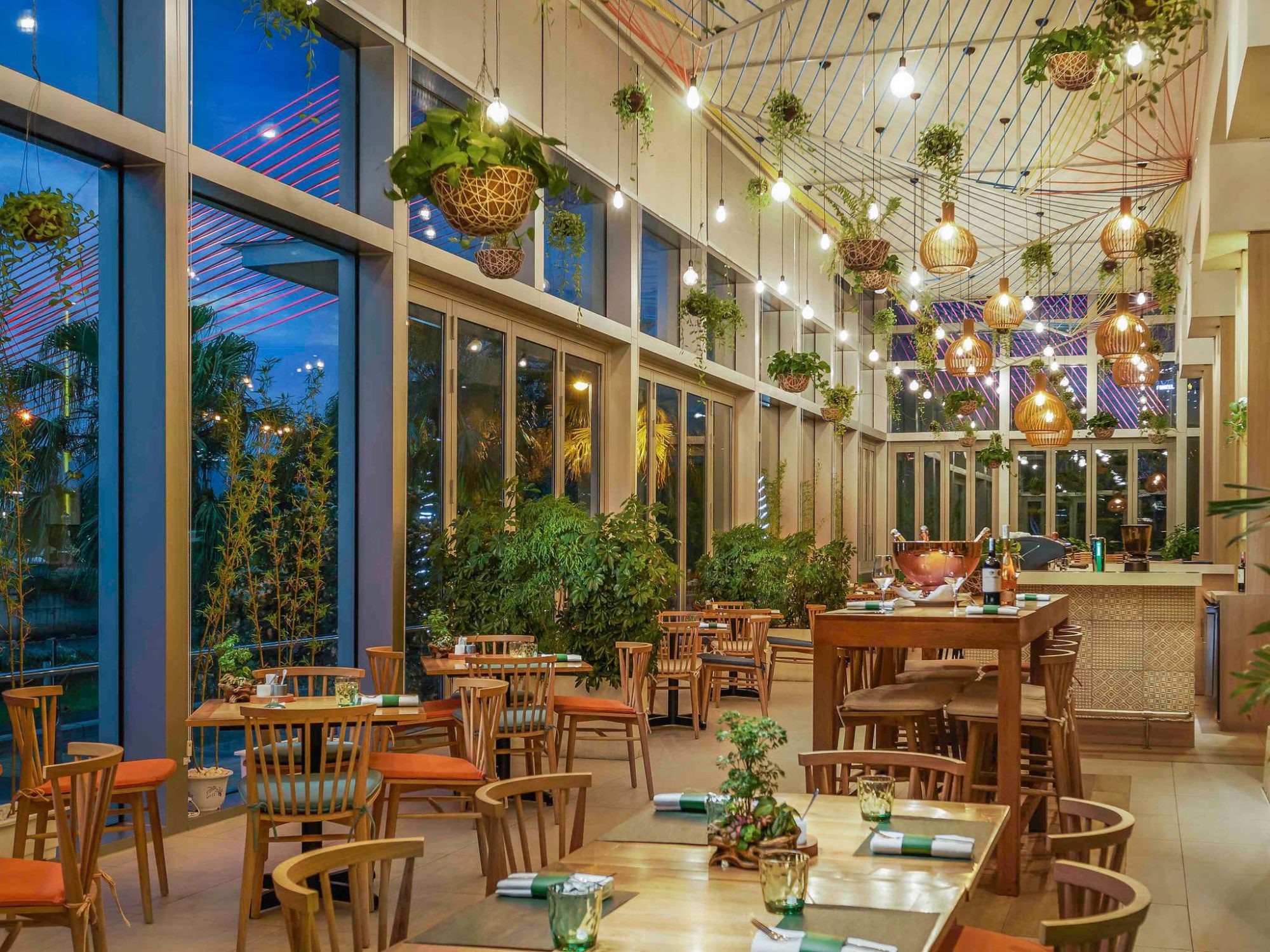 玻璃屋餐廳的木桌與吊燈
