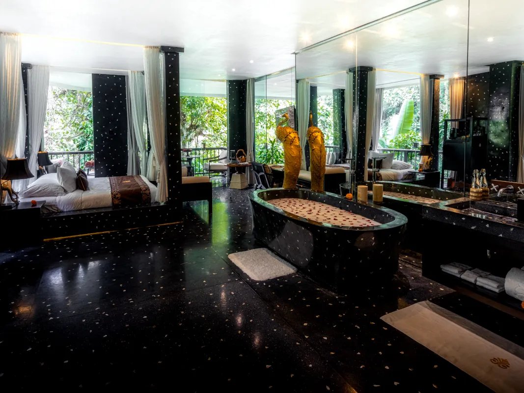 Royal Spa Suite 的黑色石造浴池