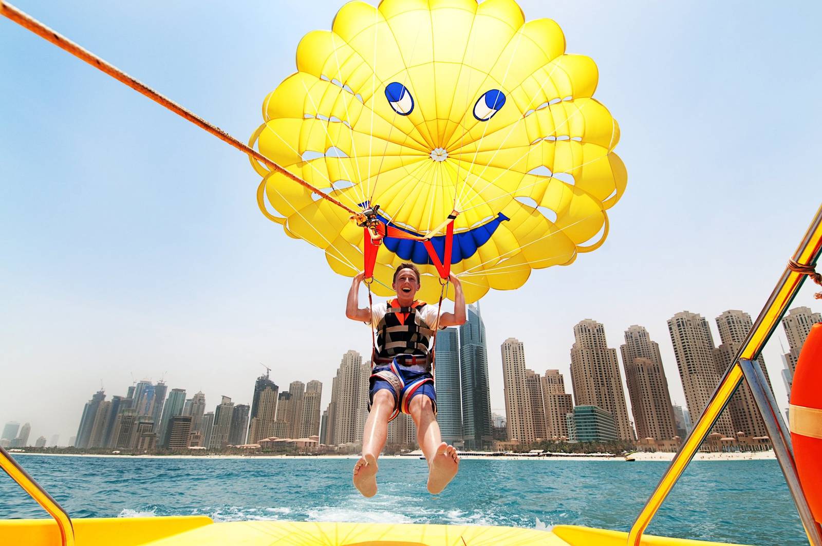 杜拜 JBR 海灘上的拖曳傘活動