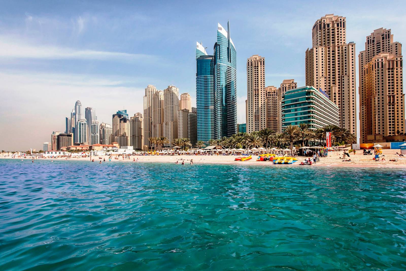 杜拜朱美拉希爾頓飯店所在的 JBR 海灘與高樓群空拍