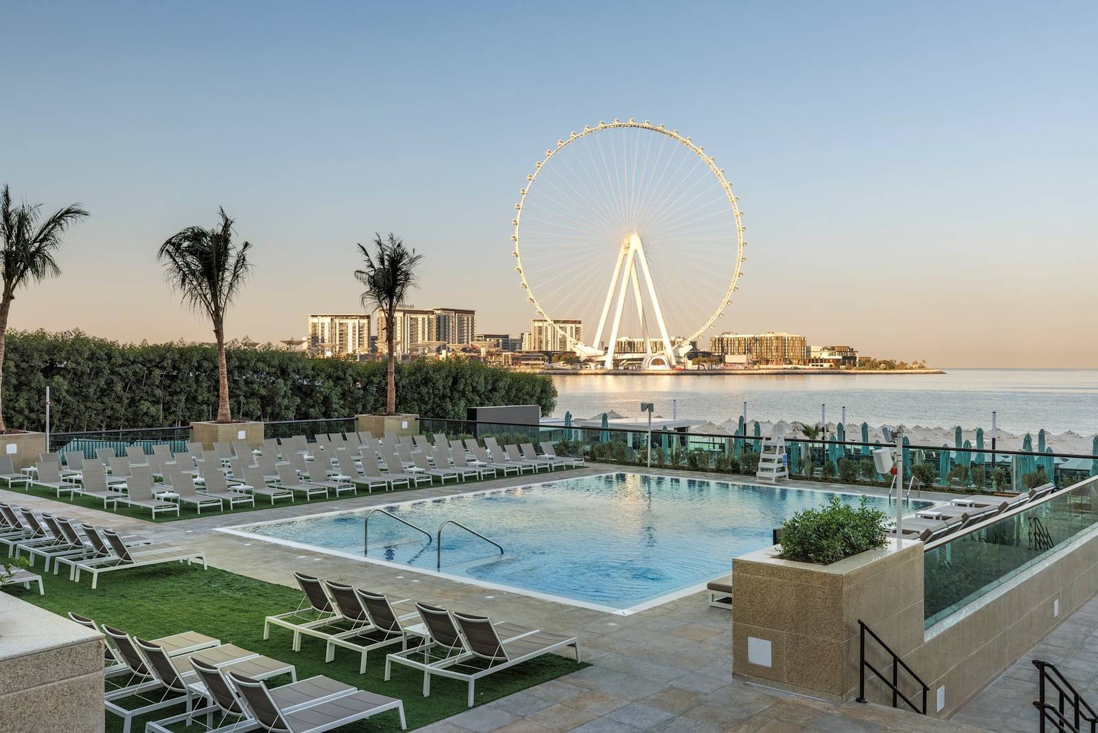 杜拜朱美拉希爾頓飯店泳池與對岸的 Ain Dubai 摩天輪