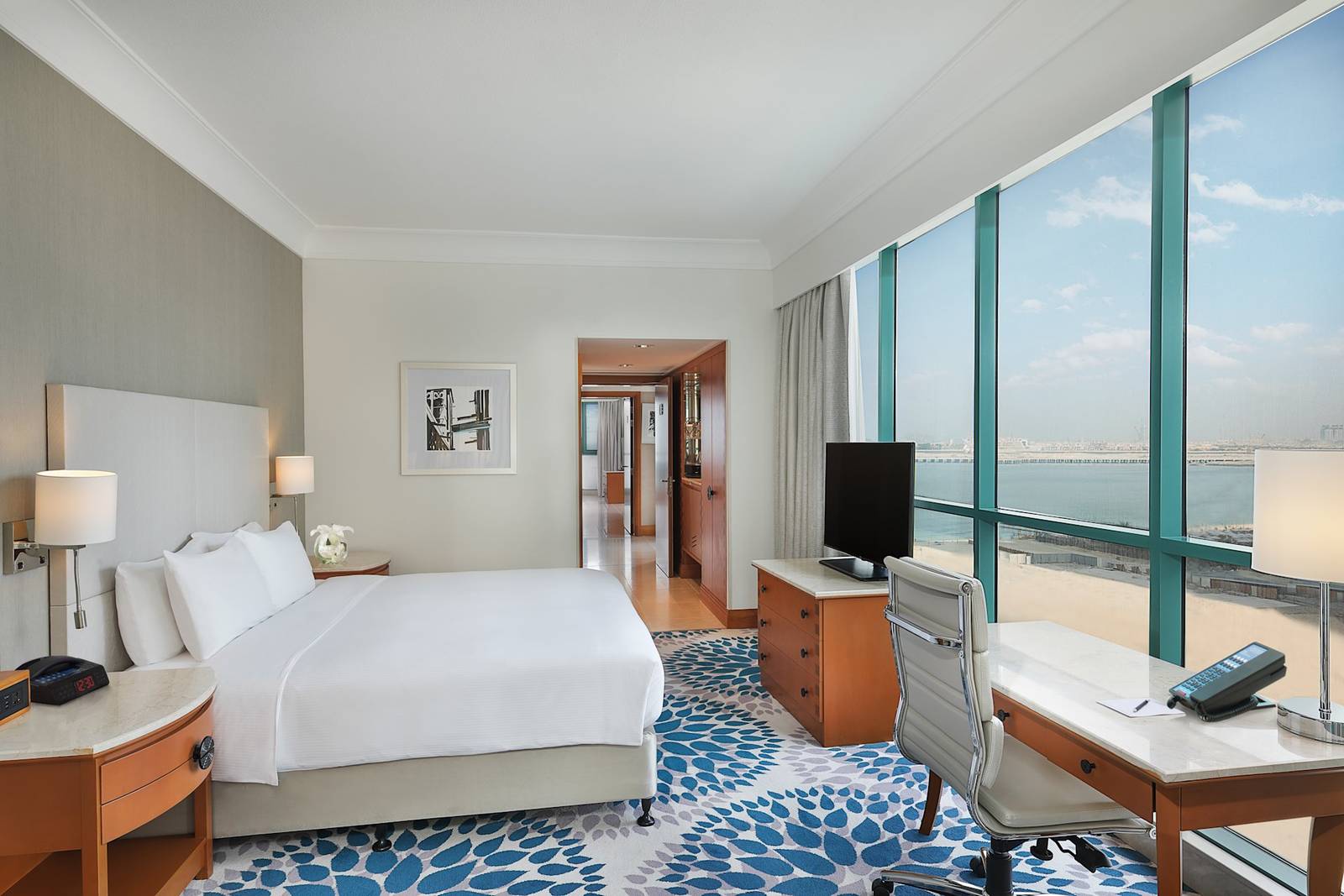 杜拜朱美拉希爾頓飯店 Executive Suite 的臥室與海景