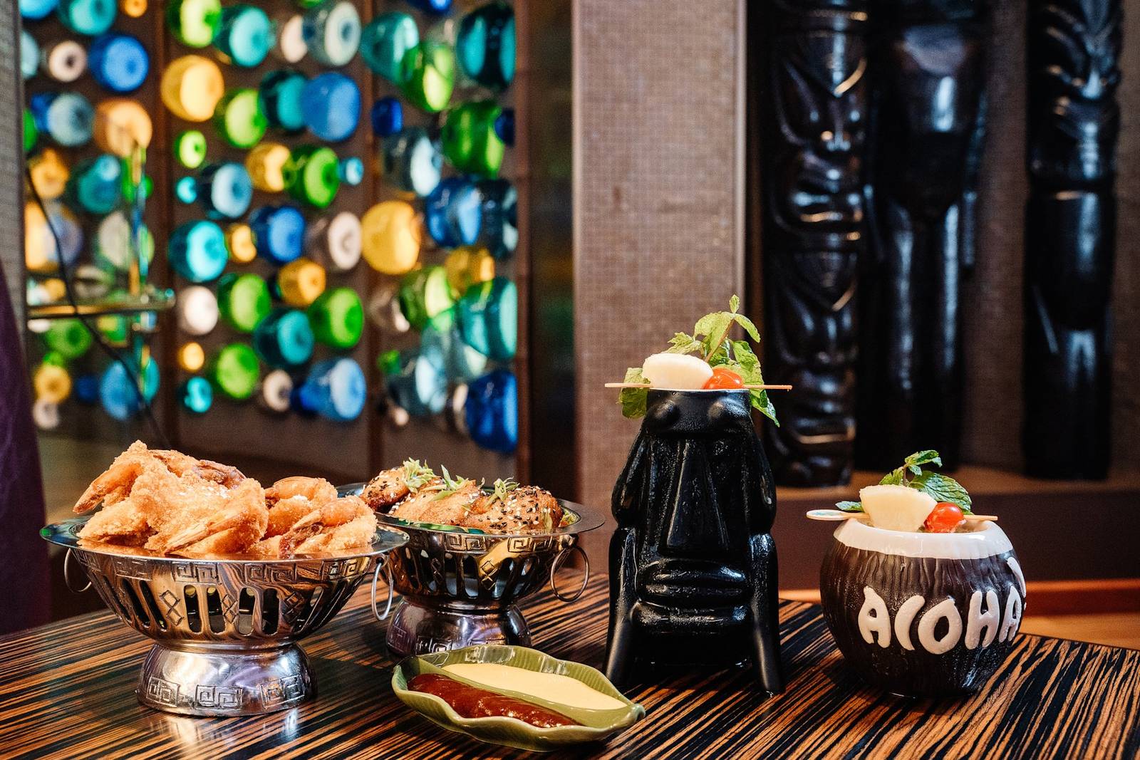 杜拜棕櫚島希爾頓飯店 Trader Vic's 的提基風格擺盤與調酒