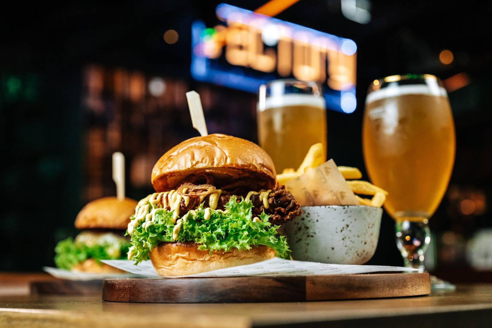 杜拜棕櫚島希爾頓飯店 McGettigan's Factory 的漢堡與啤酒