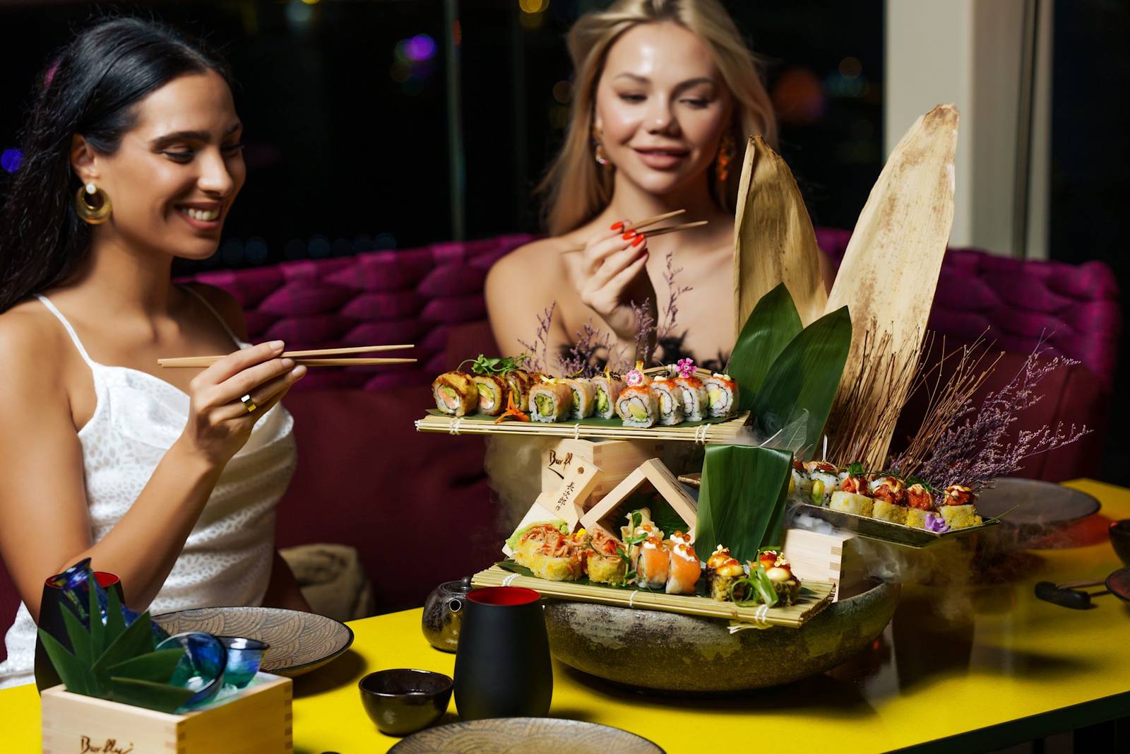 杜拜棕櫚島希爾頓飯店 Barfly by Buddha-Bar 的夜間座位