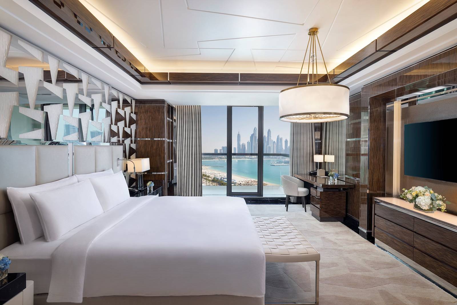 杜拜棕櫚島希爾頓飯店 Royal Suite 的主臥與海景