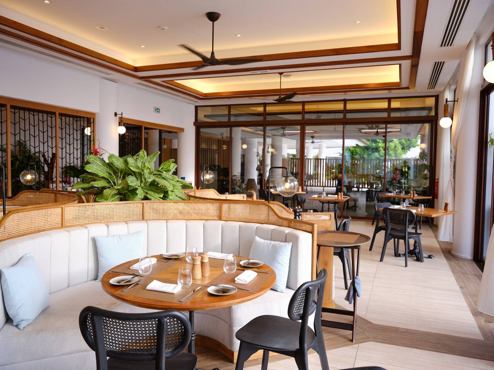 大溪地希爾頓飯店 Taitea Brasserie 的室內座位