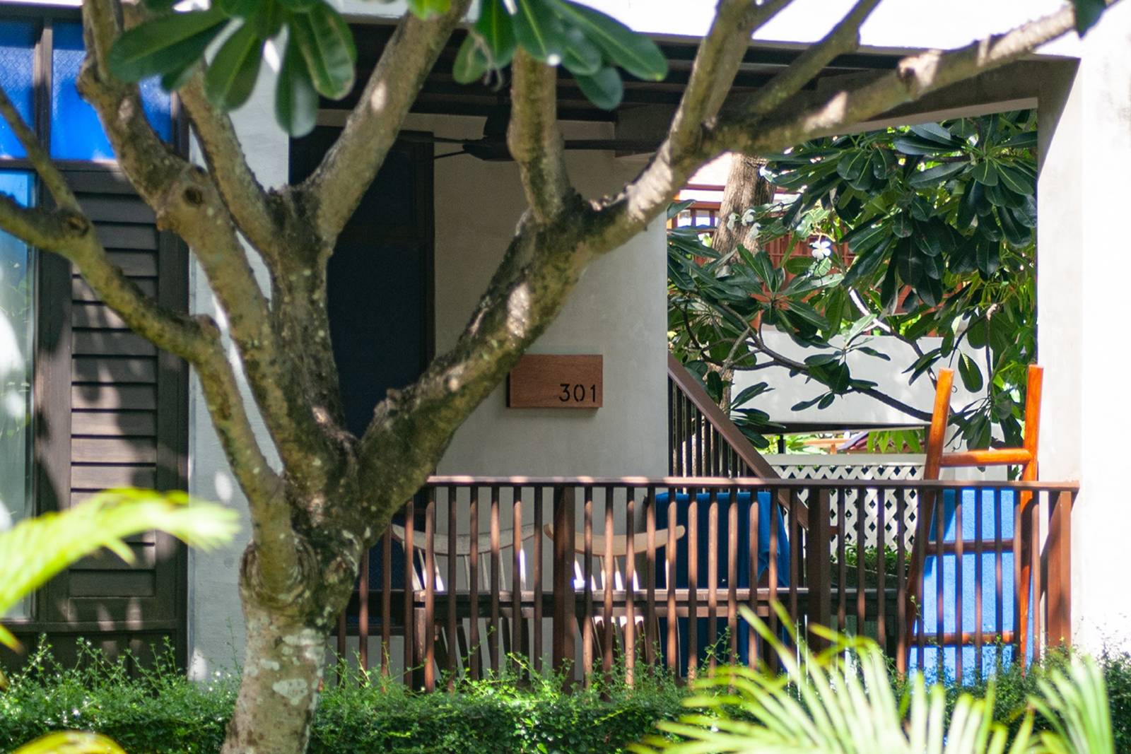 蘇梅島 Homm Chura 度假村客房露台的木質欄杆與熱帶植栽
