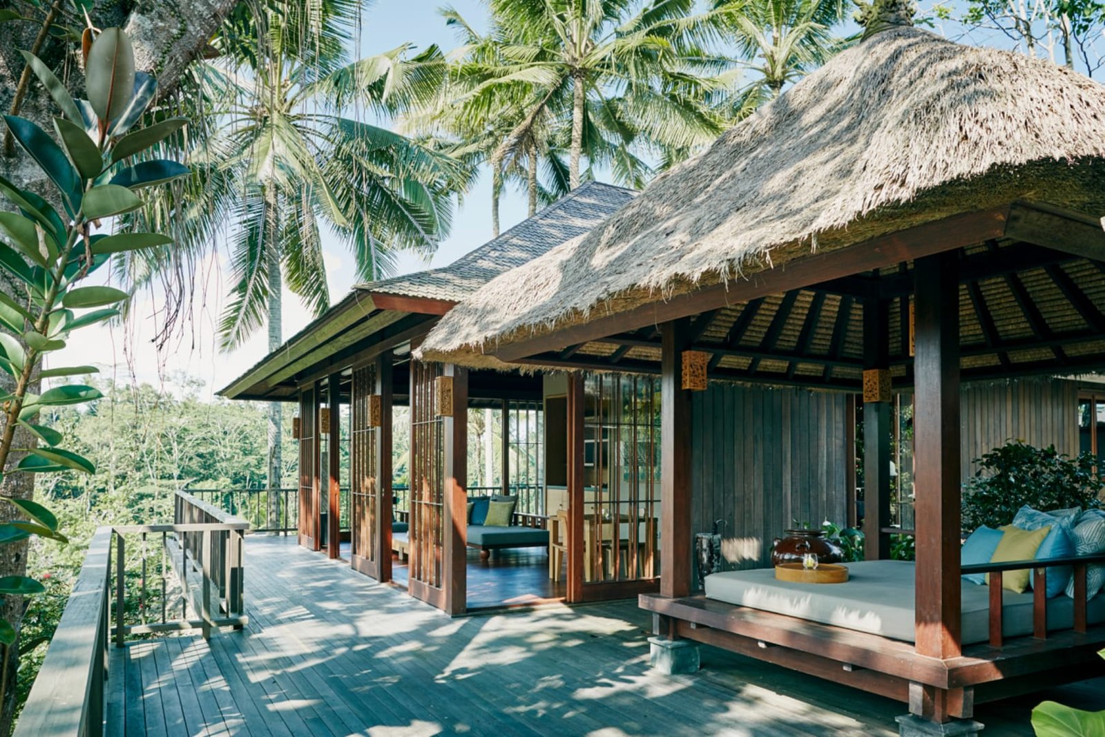 Villa Jalak 面向河谷的寬闊陽台