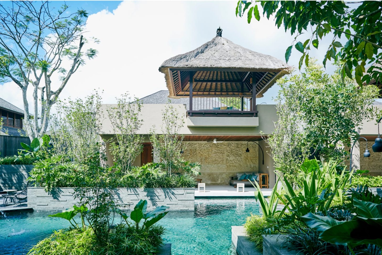 Villa Bulan 一樓的戶外起居與運河泳池