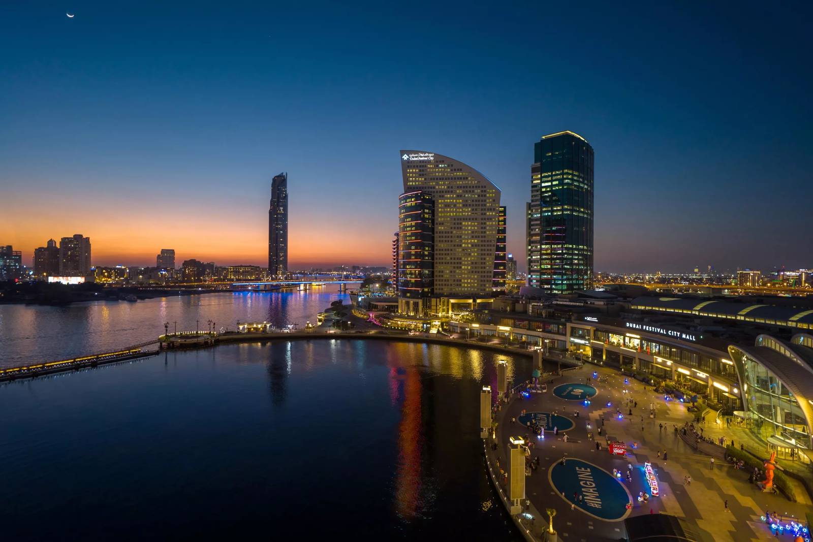 從杜拜溪望向杜拜市區高樓的夜景