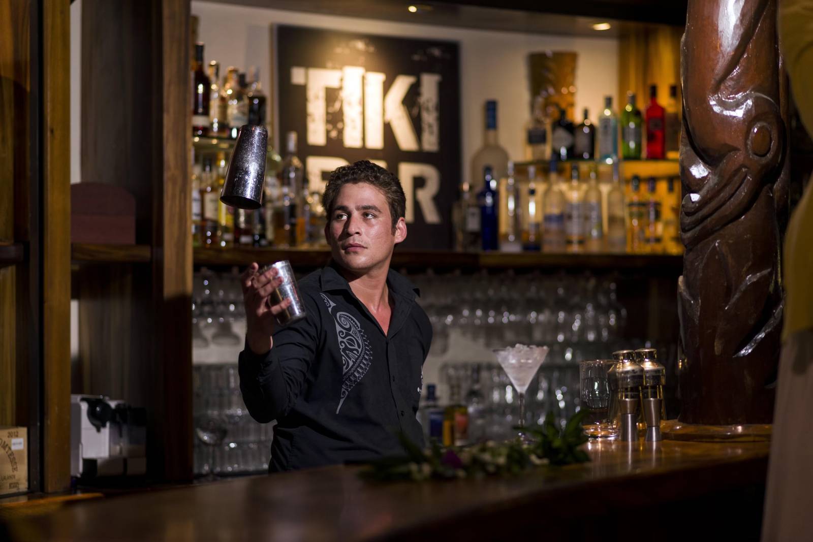 大溪地洲際度假村 Tiki 酒吧的調酒吧檯