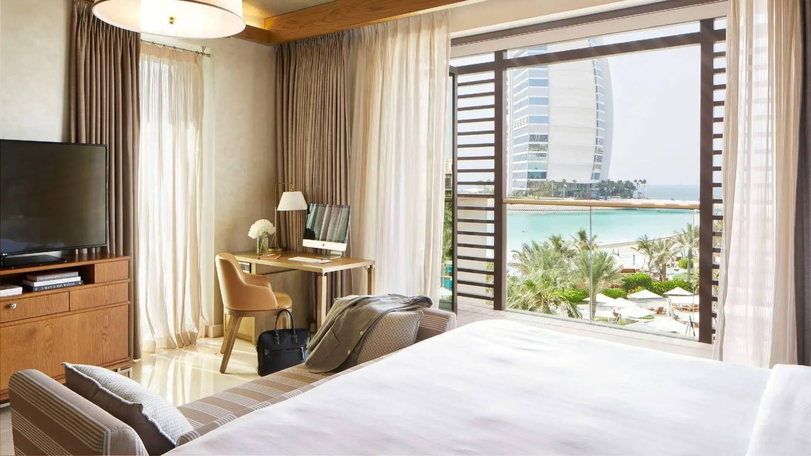 杜拜卓美亞納西姆酒店 Burj View Suite 望向帆船飯店的臥室