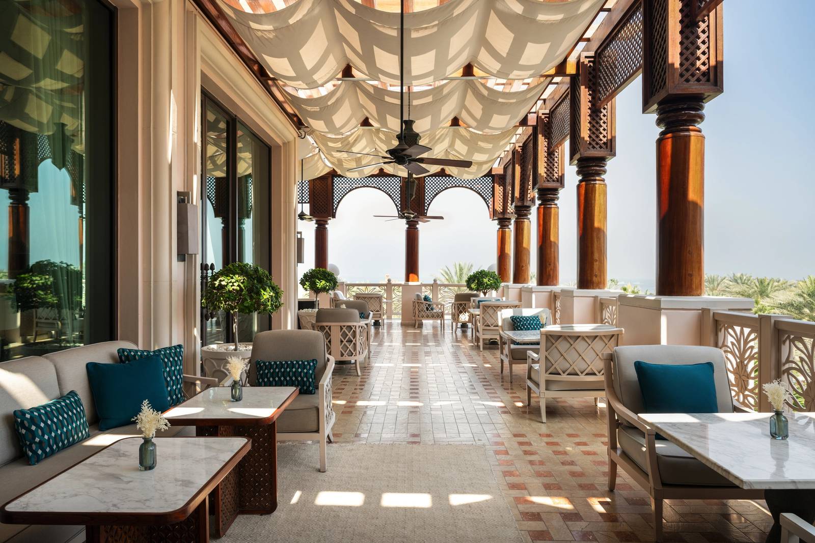 杜拜卓美亞皇宮酒店 Al Fayrooz Lounge 的拱廊座位