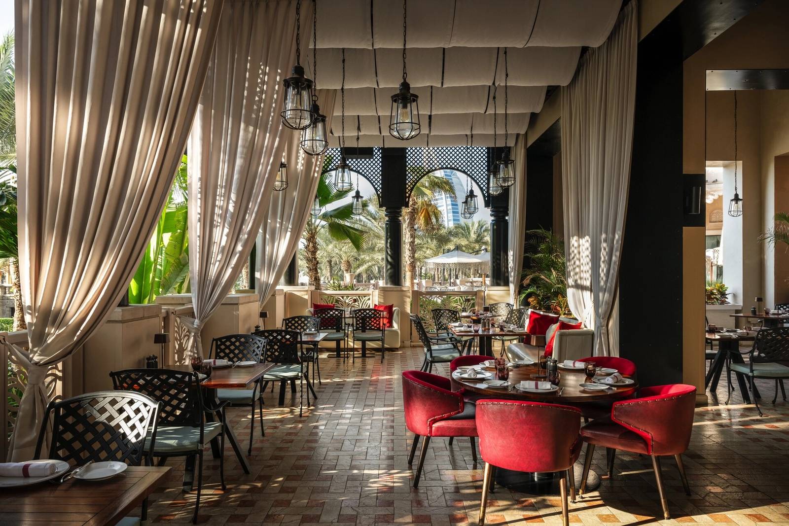 杜拜卓美亞皇宮酒店 The Hide 餐廳的紅色座椅與燈光