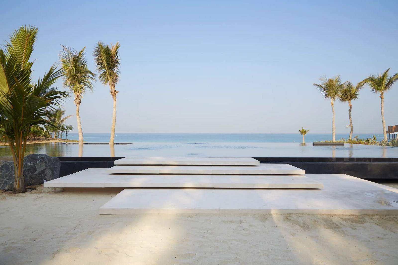 杜拜 Madinat Jumeirah 海灘俱樂部的無邊際泳池與海景